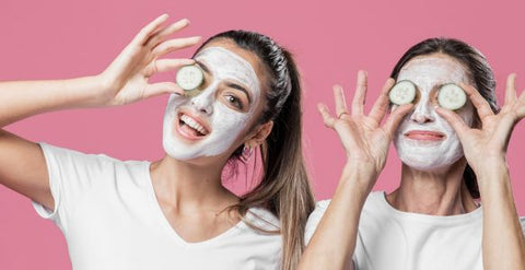 Femmes avec masque visage et concombre